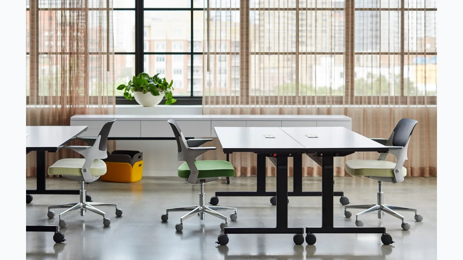 Knoll's Pixel Simplified Tables Operational Desk