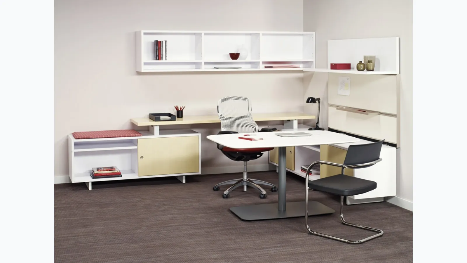 Knoll's Reff Profiles Executive Desk