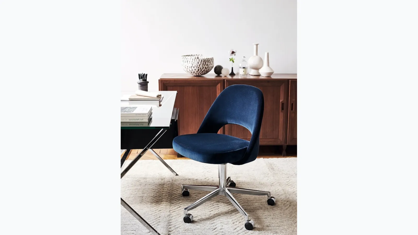 Saarinen Executive Swivel Side Chair by Knoll.