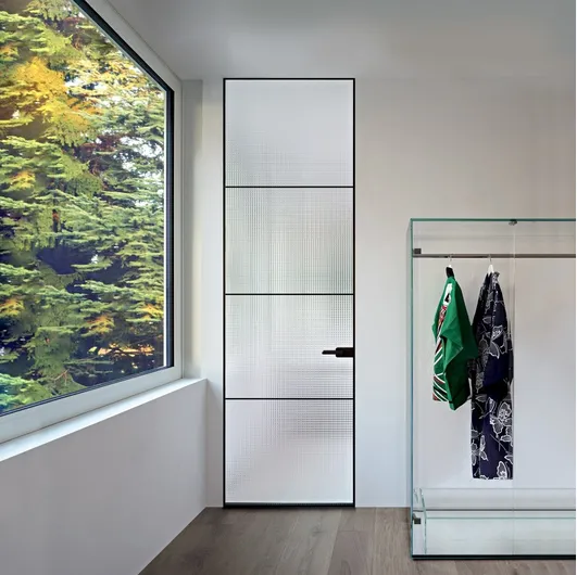 Sherazade Swing Plain Plus internal door in glass with aluminum frame by Glas Italia.