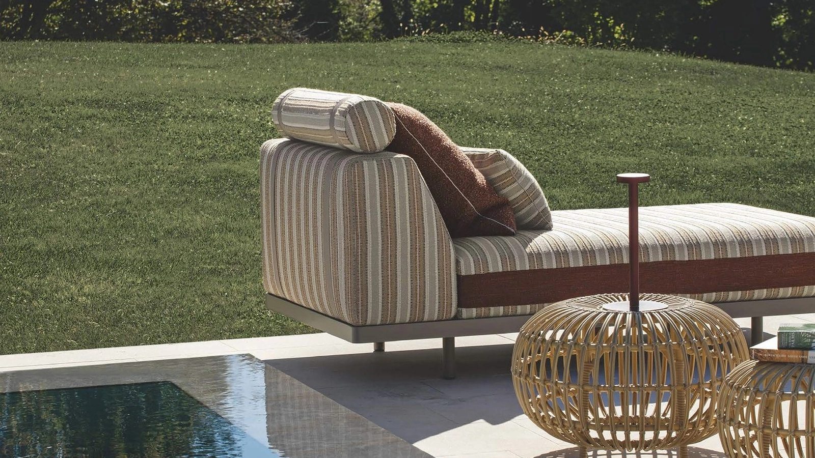 Atlas outdoor sunbed by Flexteam