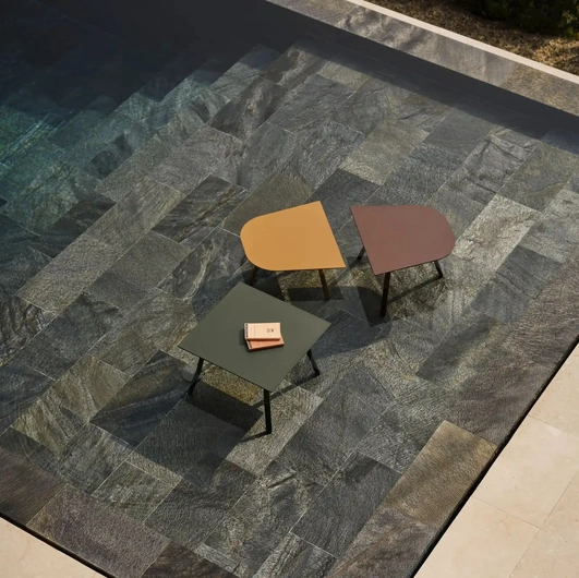 Aluminum table painted Mosaiko by Fast.