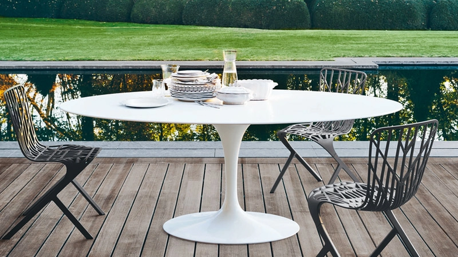 Saarinen Outdoor Dining Table by Knoll
