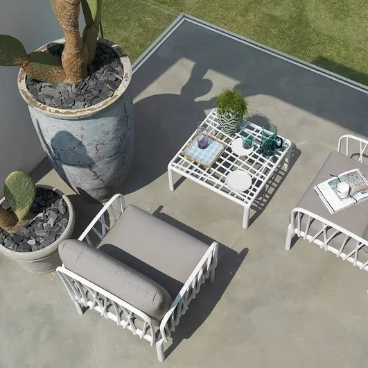 Outdoor coffee table with glass top and polypropylene structure Komodo Glass by Nardi.