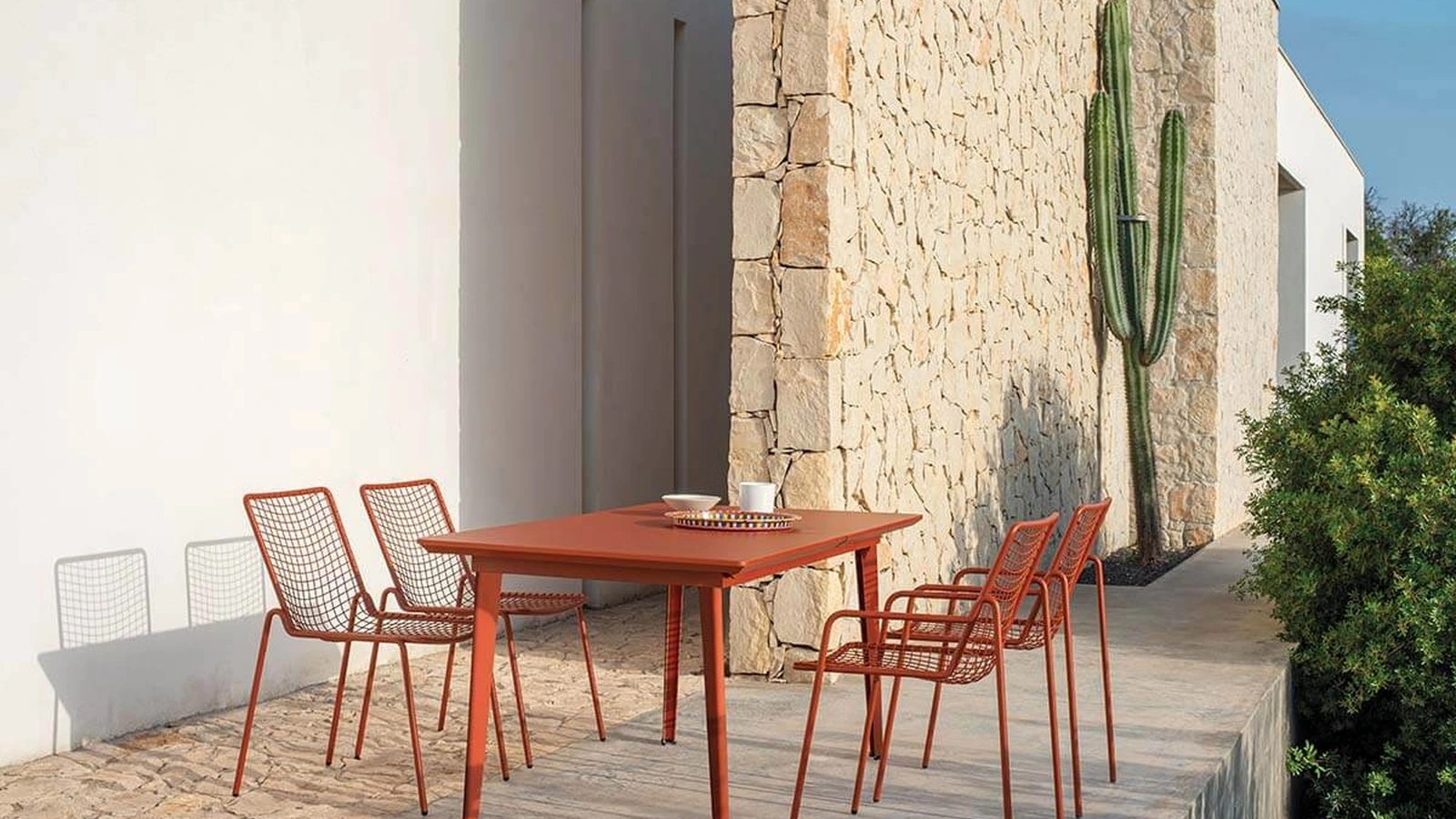Plus 4 extendable steel table by Emu