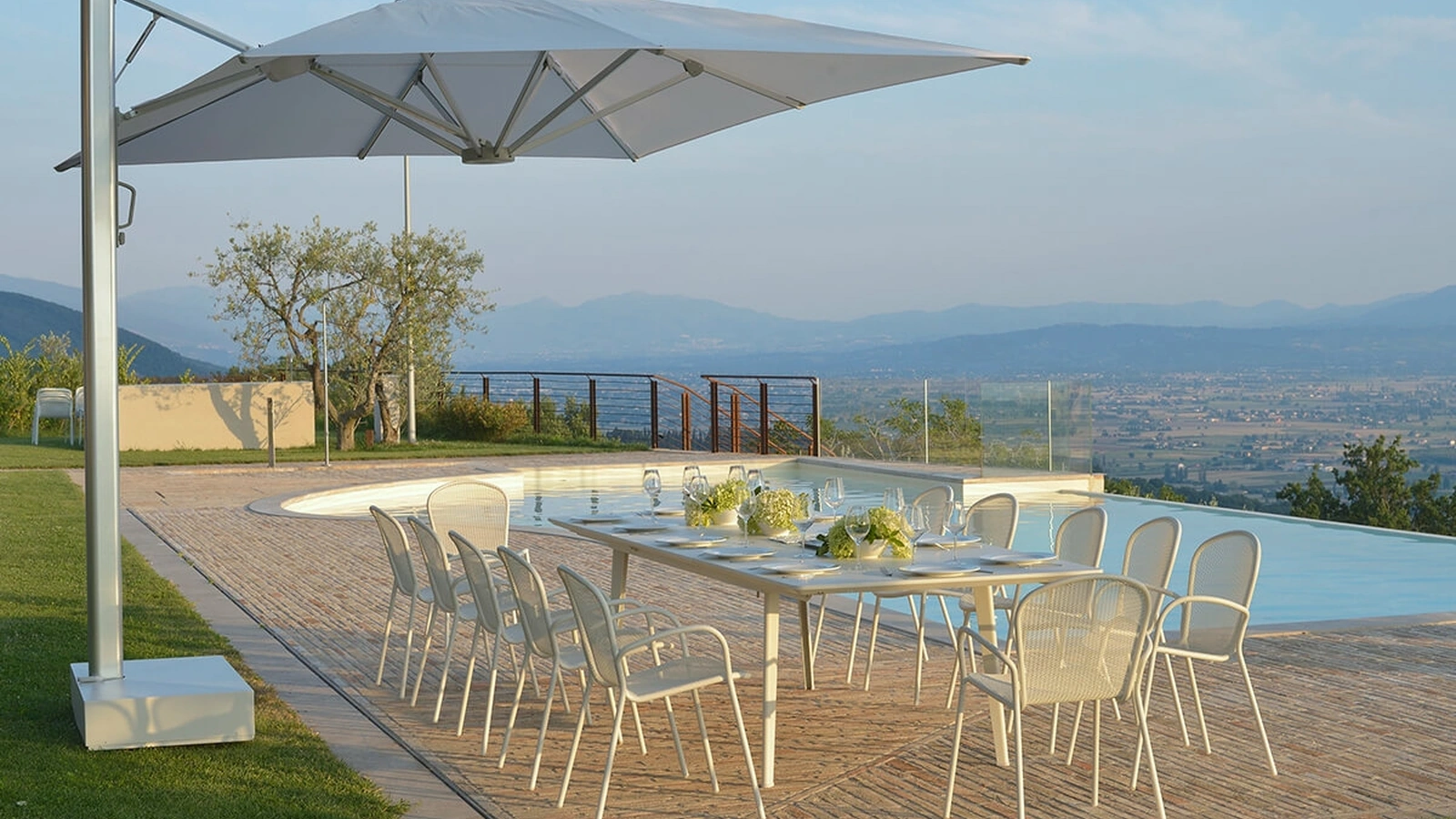 Plus 4 extendable steel table by Emu
