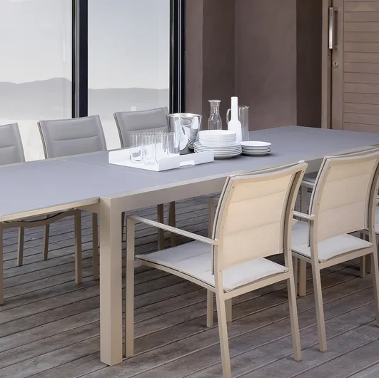 Extendable glass and aluminum table with fabric and aluminum chairs Touch by Talenti.
