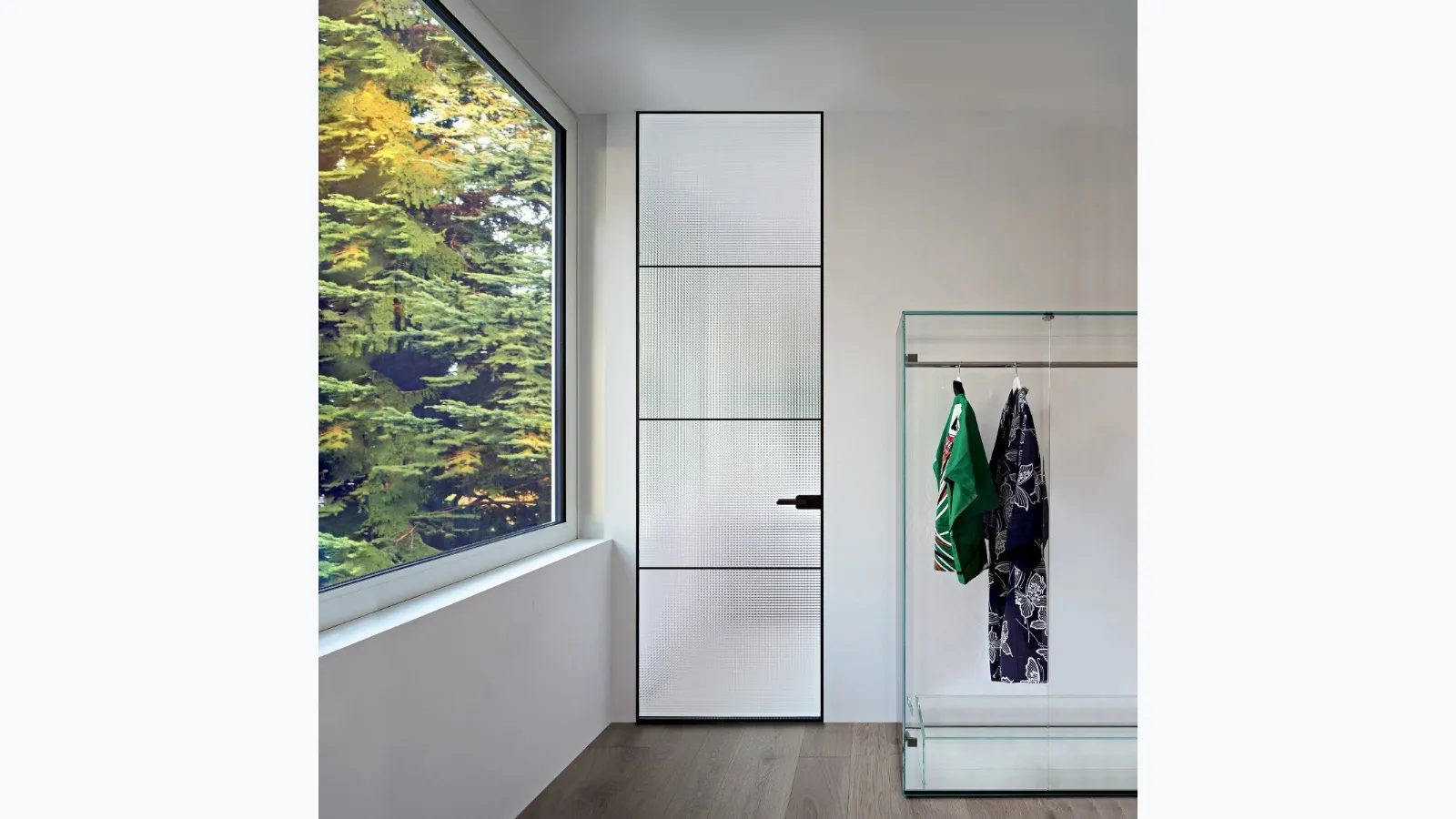Sherazade Swing Plain Plus internal door in glass with aluminum frame by Glas Italia.